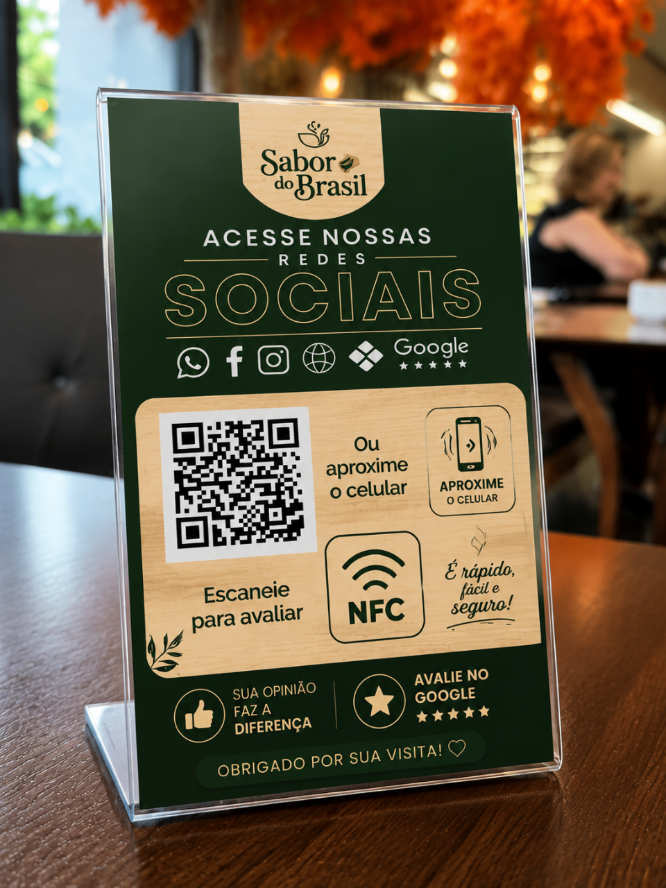 Display digital no balcão de uma loja com QR code sendo lido pelo celular do cliente